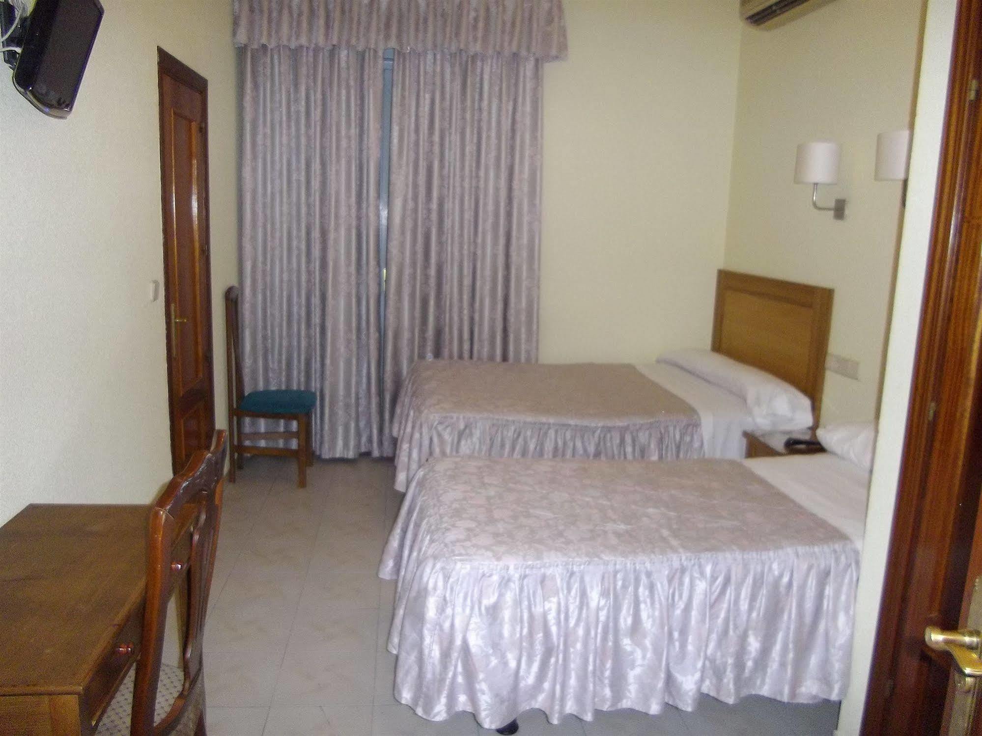Hostal Rivera - Atocha Μαδρίτη Εξωτερικό φωτογραφία
